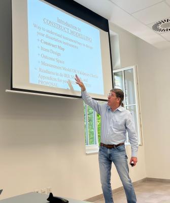 2025. április 23-28 között Brent Duckor és Carry Holmberg, a San José  State University professzora és tanársegéde tart PhD kurzust a Doktori  Iskolában.