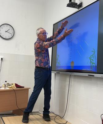 Trevor Bond gives PhD course at the Doctoral School of Education.